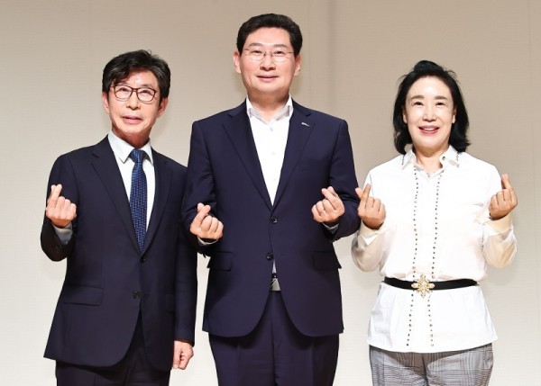 10-1. 12일 열린 용인시장학재단 장학증서 수여식에 참석한 이상일 용인특례시장(가운데)와 장학금을 기탁한 구자범 용인시장학재단 이사장(왼쪽)_ 용인시여성단체CEO 이봉애 회장(오른쪽)의 모습.jpg