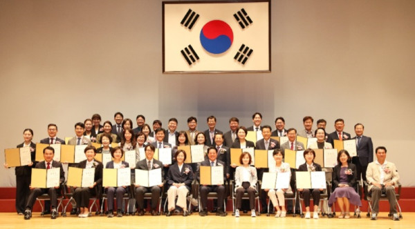 안양시는 8일 오전 11시 안양시청 별관 대강당에서 안양시동안구 만안구선거관리위원회 주최로 2026 지방선거 당선증 교부식을 열고 기념사진을 찍고 있다.jpg